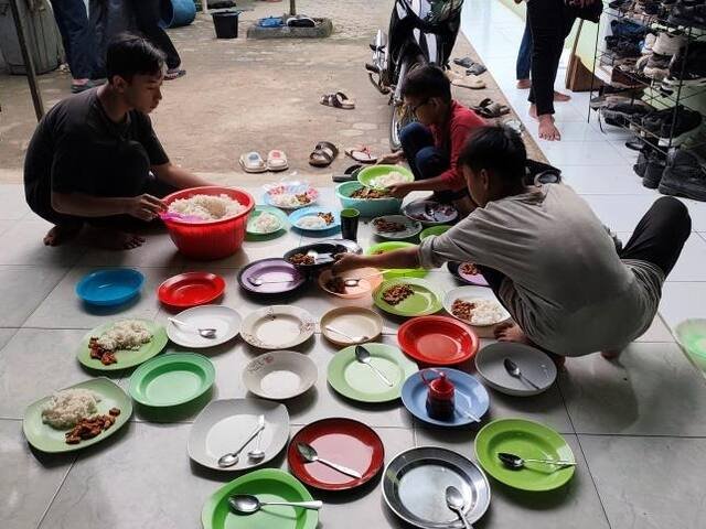 Santri Piket Membagikan Makan