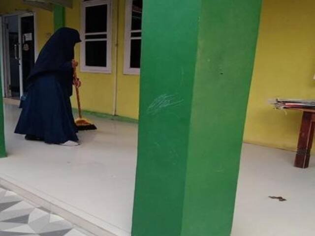 Piket Rutin Santriwati