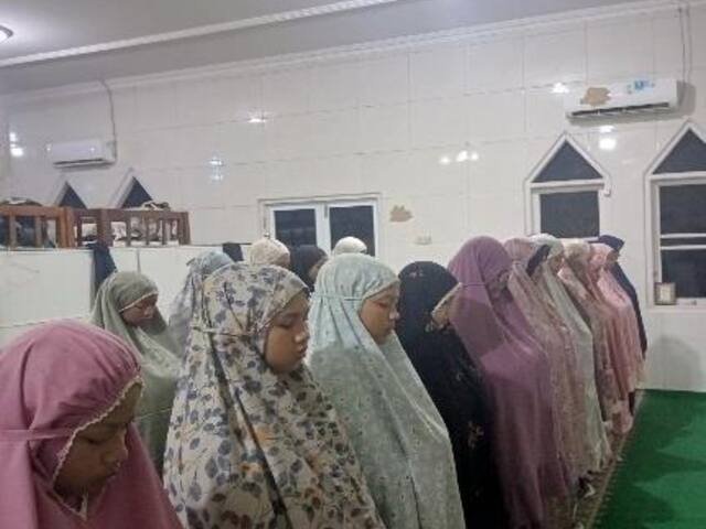 Sholat Berjamaah Santriwati