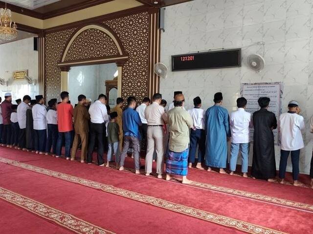 Sholat Berjamaah Di Masjid